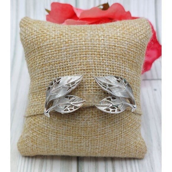 Cute Crown TRIFARI Silver Tone Vintage Leaf Clip On Earrings Brushed & Smooth 1" - Picture 2 of 9